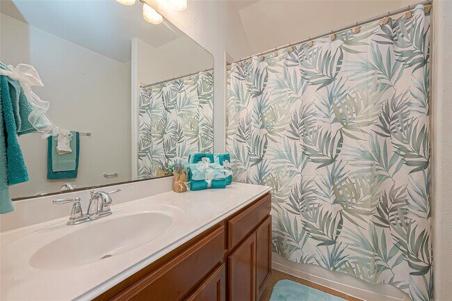 Building Photo - 1924 Honey Laurel Dr