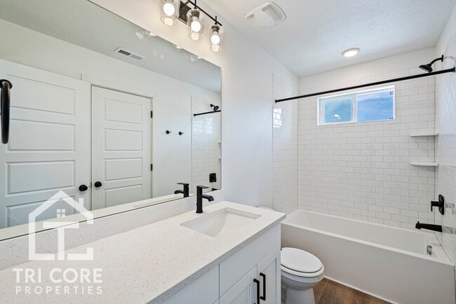 Building Photo - townhome