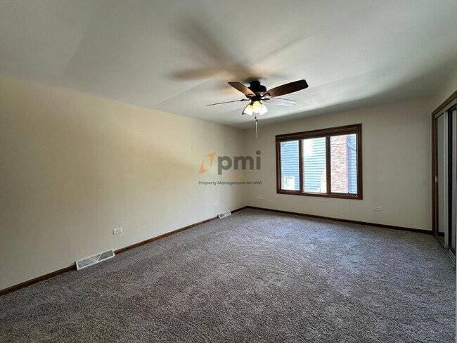 Building Photo - 334 Little John Dr