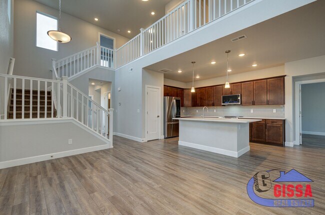 Building Photo - Beautiful, modern townhouse with primary b...