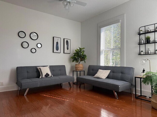 Building Photo - 910 SE 2nd St