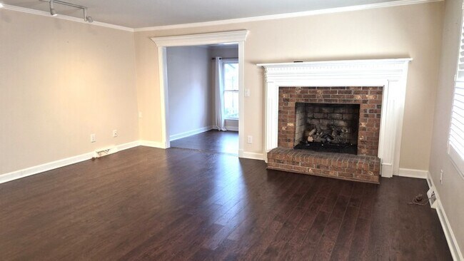 Building Photo - Great Two Bedroom Townhouse Convenient to Downtown Greenville!