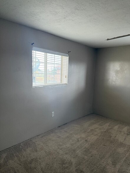 Building Photo - 6 Louise Ln
