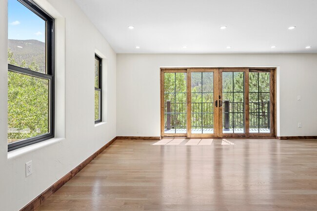 Building Photo - 205 Loop Dr