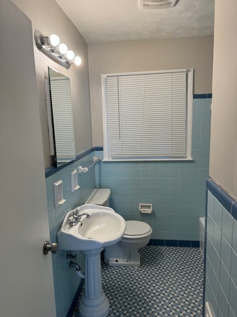 Building Photo - 2BR/1BA WITH STUDY! Detached garage with w...