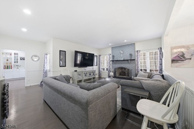 Building Photo - 11 Rosewood Ln