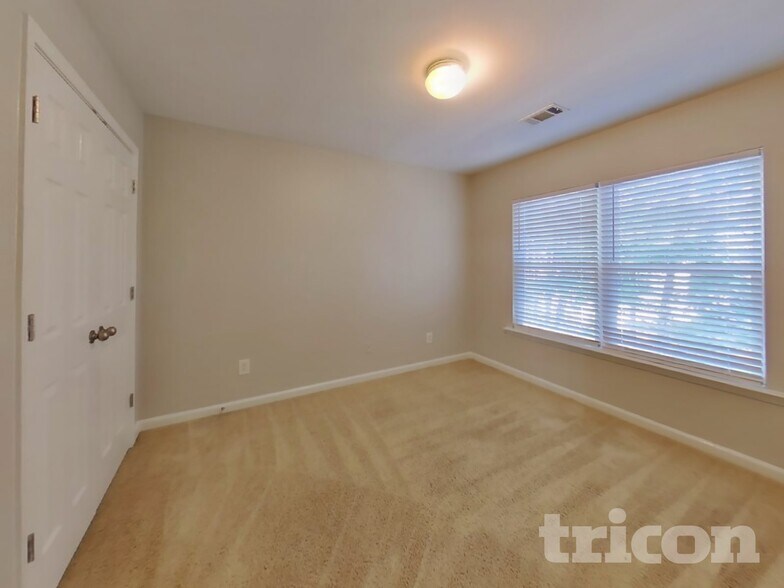 Building Photo - 3364 Estes Dr