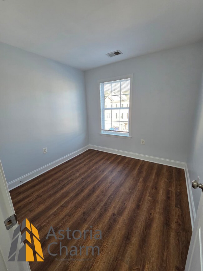 Building Photo - 3 Bedroom 3 Level Home with Garage and Flexible Layout