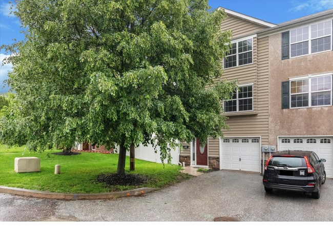 Building Photo - 3B/4B Townhome in Phoenixville!