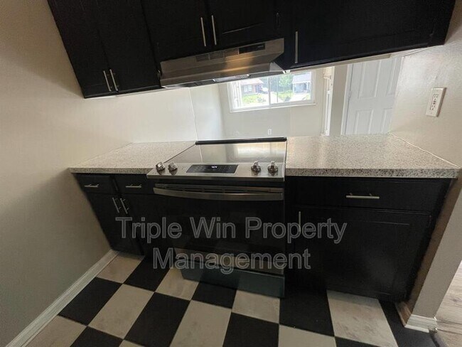 Building Photo - 411 Far Hill Dr