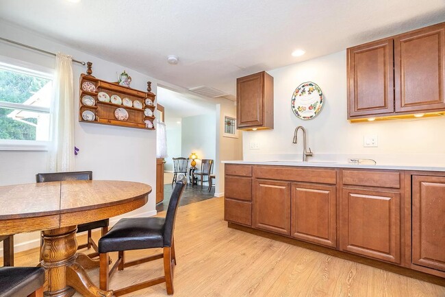 Building Photo - Centrally located one bedroom, one bath ho...