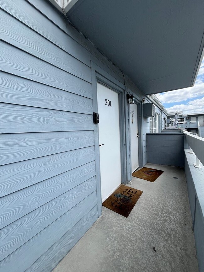 Building Photo - MOVE-IN READY 1+1 w/gated entry, 2 parking spaces + pool!