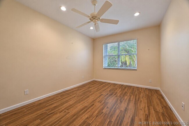 Building Photo - 545 NW Portofino Ln