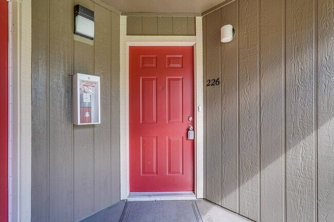Building Photo - 2 bed 2 bath condo