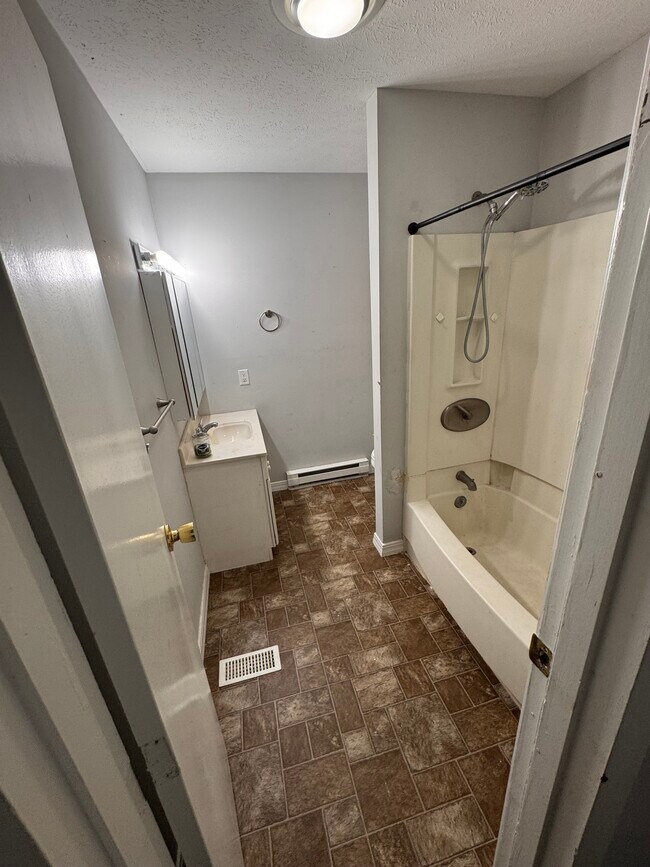 Building Photo - 514 S Pine St