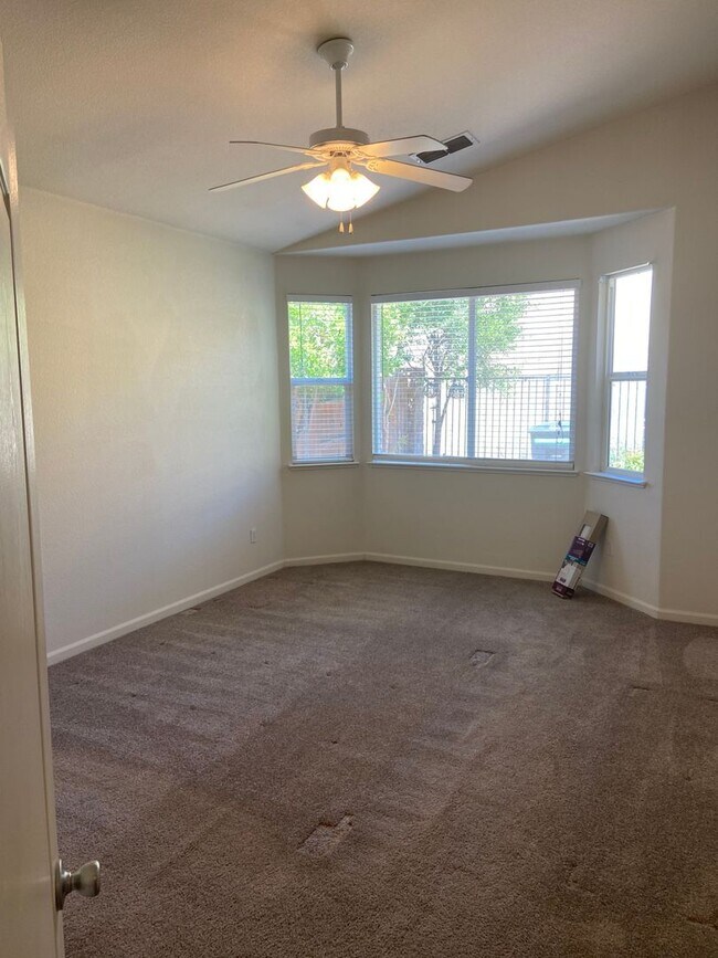 Building Photo - Desirable Empire Ranch 3 Bdrm, 2 Bath