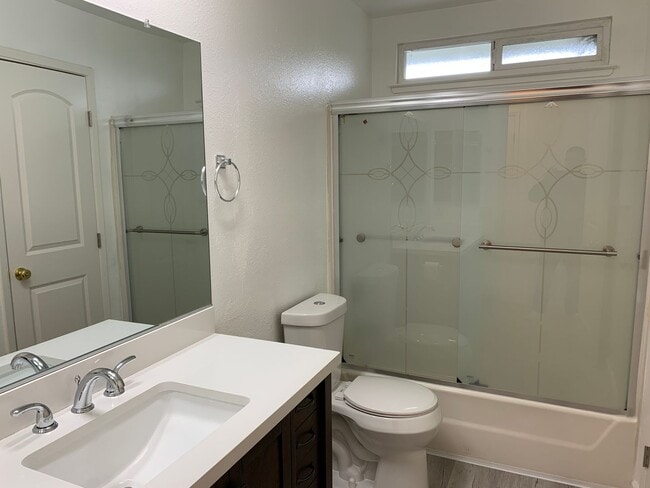 Building Photo - Super clean and move-in ready 3 Bedroom, 2 Bath!!