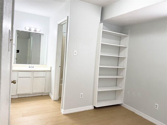 Building Photo - 513 S Park Dr