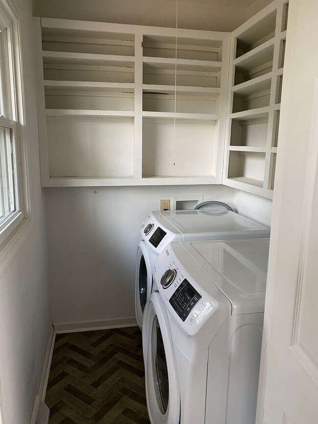 Building Photo - Conveniently located 4 bedroom, 2 bathroom...