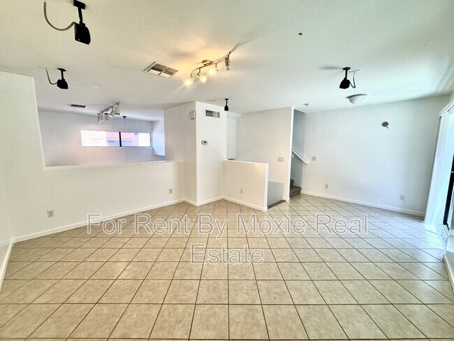 Building Photo - 330 S Farmer Ave