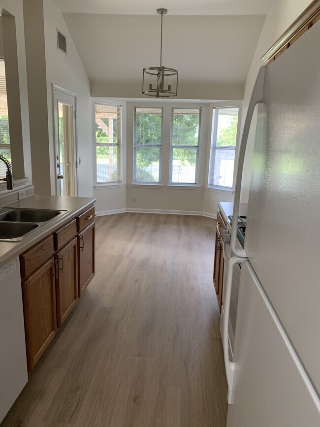 Kitchen/Dining - 1709 Waterfall Ave