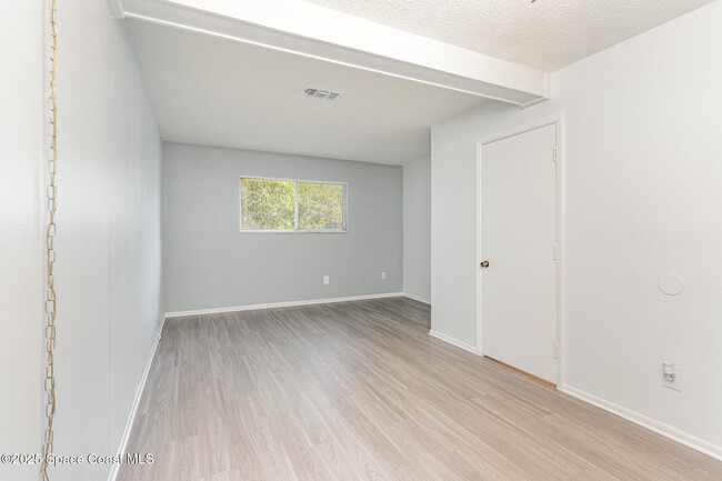 Building Photo - 204 Seminole Ave W