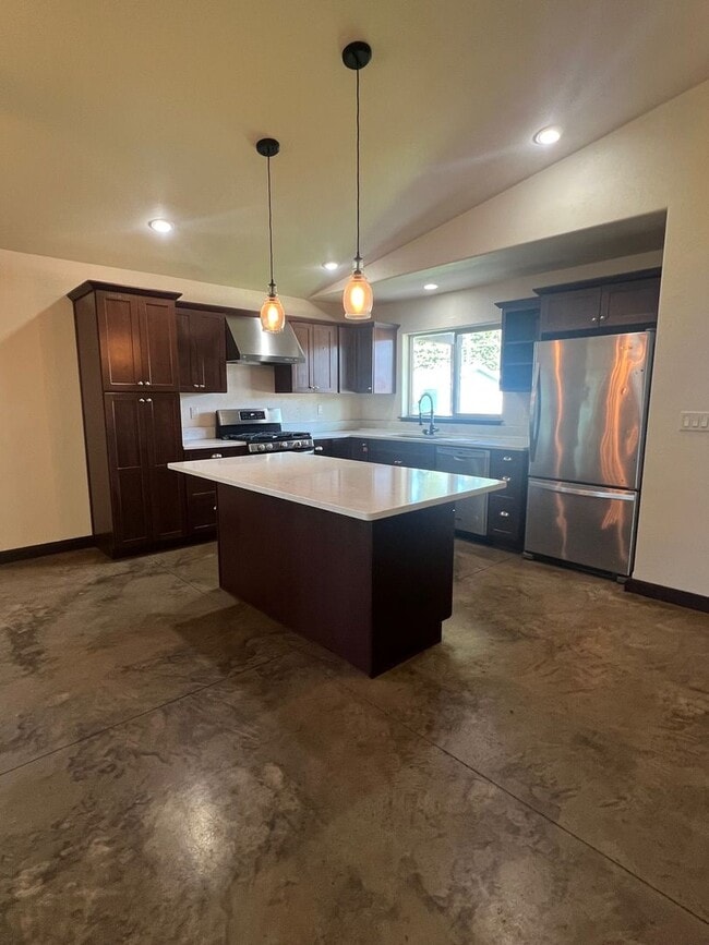 Building Photo - Sandpointe Home