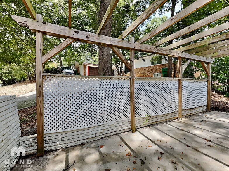 Building Photo - 1322 N Cliff Valley Way NE