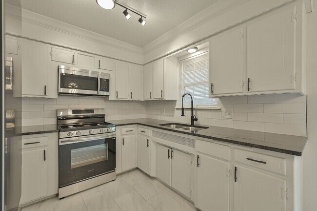 Building Photo - 3133 Delmar Rd