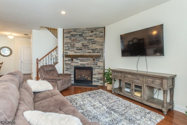 Building Photo - 5 White Aster Ct