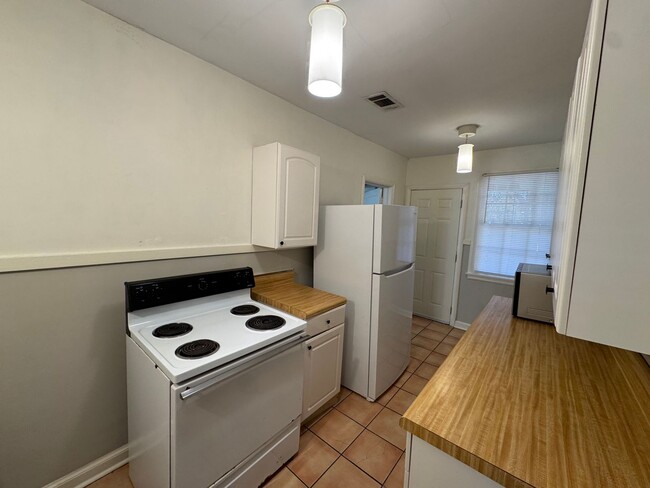Building Photo - 2530 Girard St