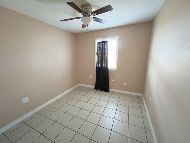 Building Photo - Spacious 4-Bedroom 2-Bathroom House