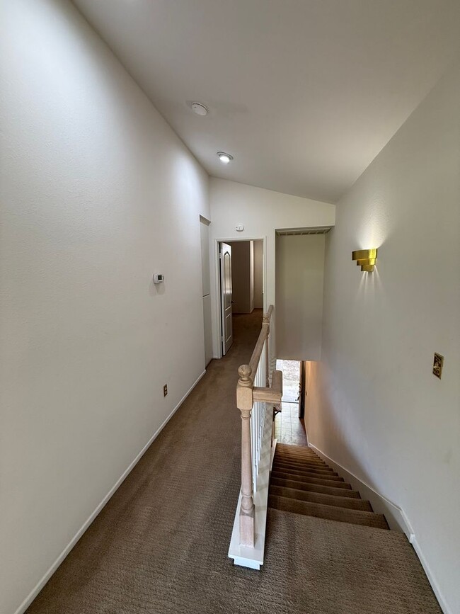 Building Photo - Beautiful 2 Bed, 2.5 Bath Two-Story Townho...