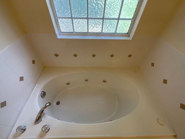 Building Photo - ****Rent Special***** 50% off the first rent charge payment. Ask for details!