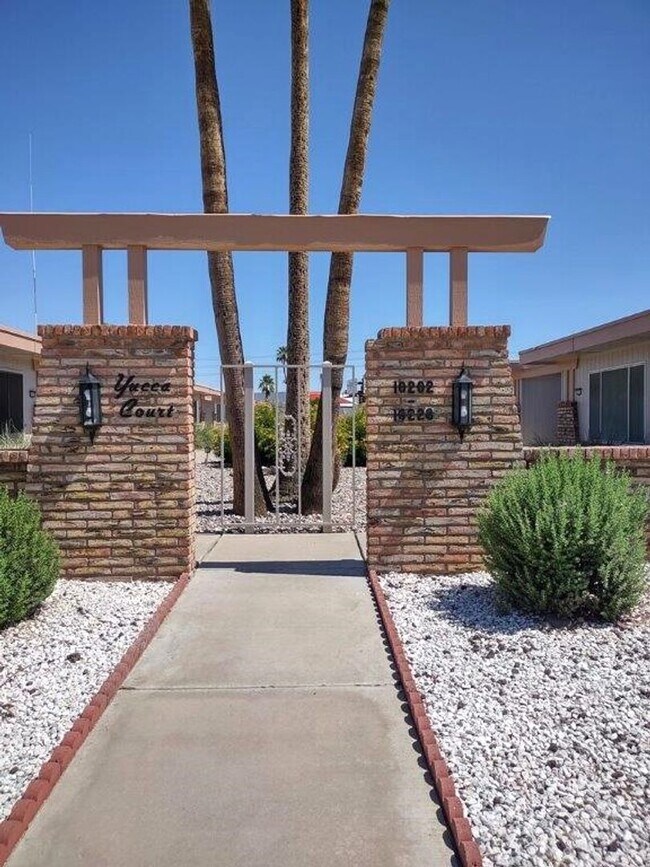Building Photo - GREAT TOWNHOME IN YUCCA COURT-SUN CITY!!