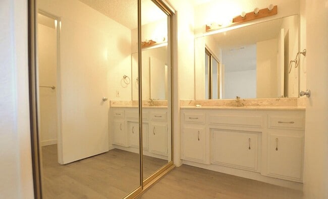 Building Photo - 5510-5510 Fair Oaks Blvd
