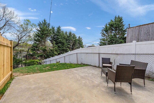 Building Photo - 142 E Park Dr