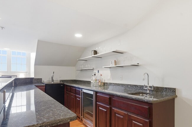 Building Photo - 531 Graten St