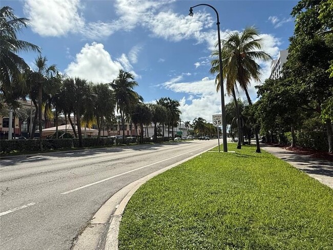 Building Photo - 2555 NE 11th St