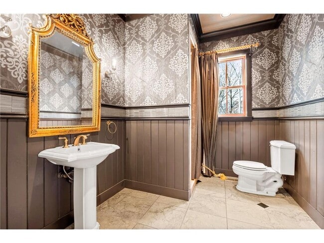 Building Photo - 1560 Bluff Creek Dr