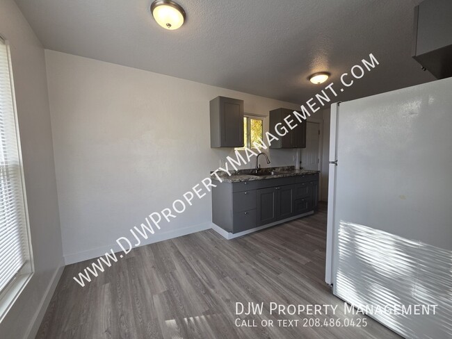 Building Photo - 2015 S Denver Ave