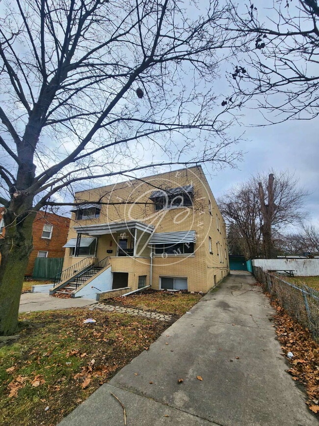 Building Photo - Unique 3-bedroom, 2.5-bath unit within a 4-unit complex offers over 1,100 square feet of living s...