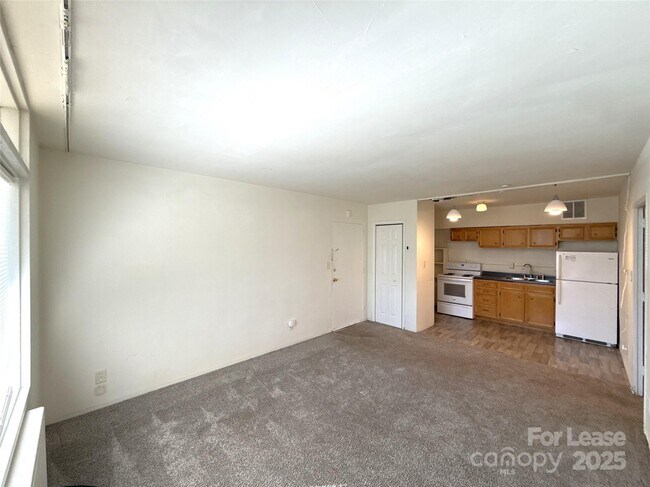 Building Photo - 2126 E 7th St