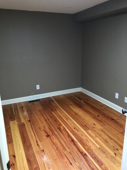 Building Photo - 377 King St