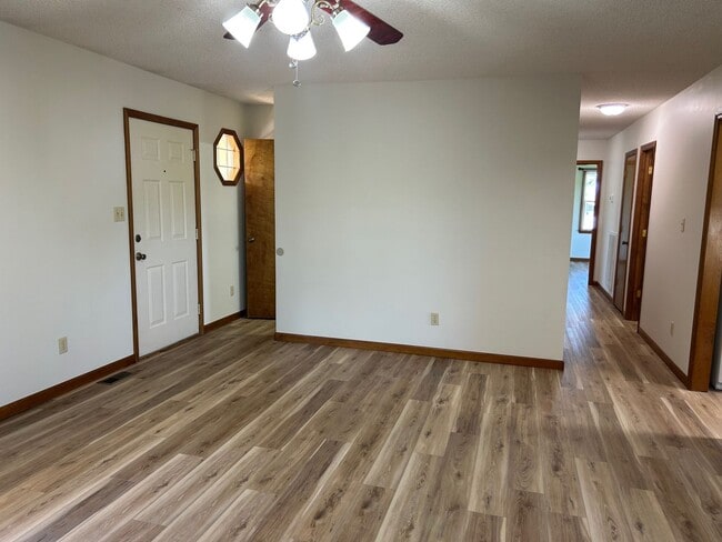 Building Photo - 3 Bedroom / 3 Bath Brick Home - Gray TN