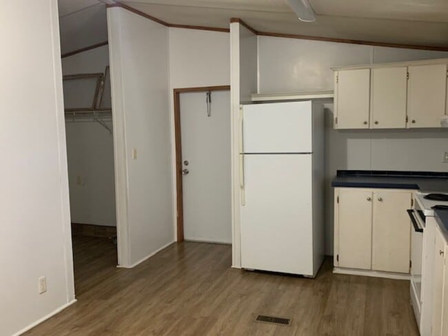 Building Photo - Available Now! 3 bed 2 bathroom