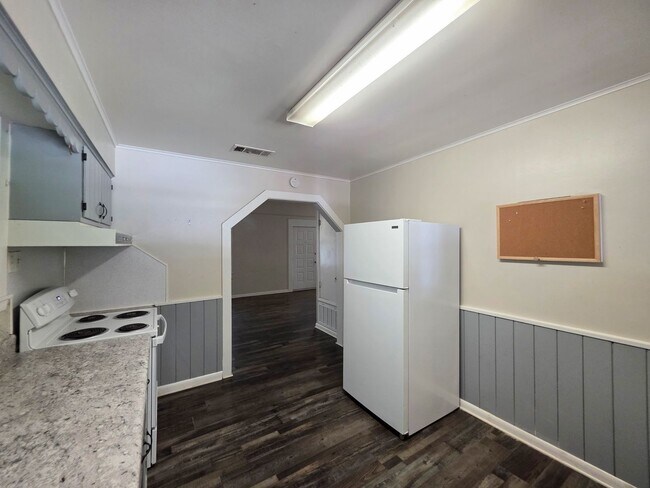 Building Photo - 3BR/1BA home with Bonus Room and large fenced back yard
