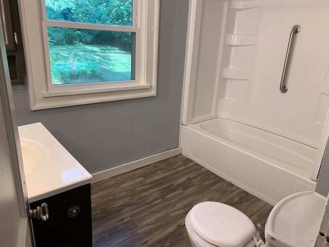 Building Photo - 3 bedroom, near park, close to Ontario