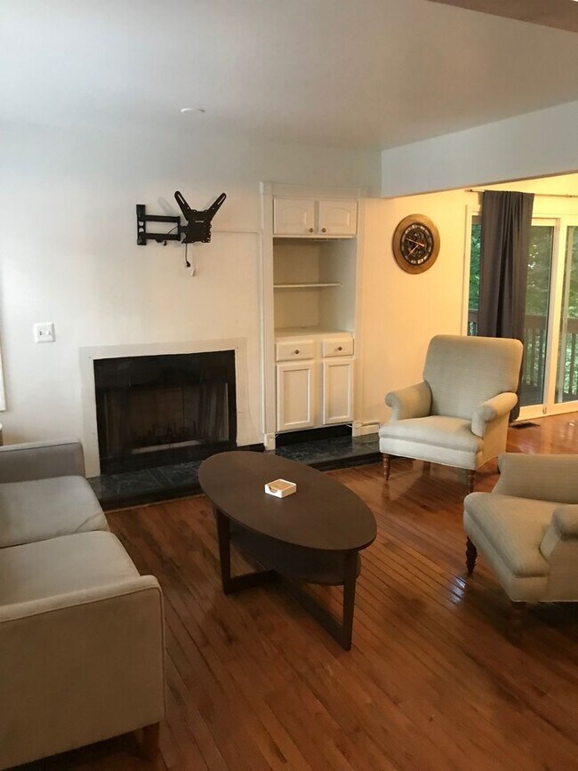 Building Photo - 106 Tulip Tree Ct