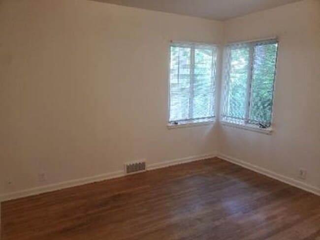 Building Photo - STUDENTS WELCOME! 4 Bed 2 Bath House 1 Block North of CSU